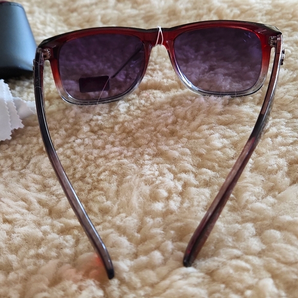 Gorgeous NWT Ray BAN Wayfarer Sunglasses - Picture 6 of 13